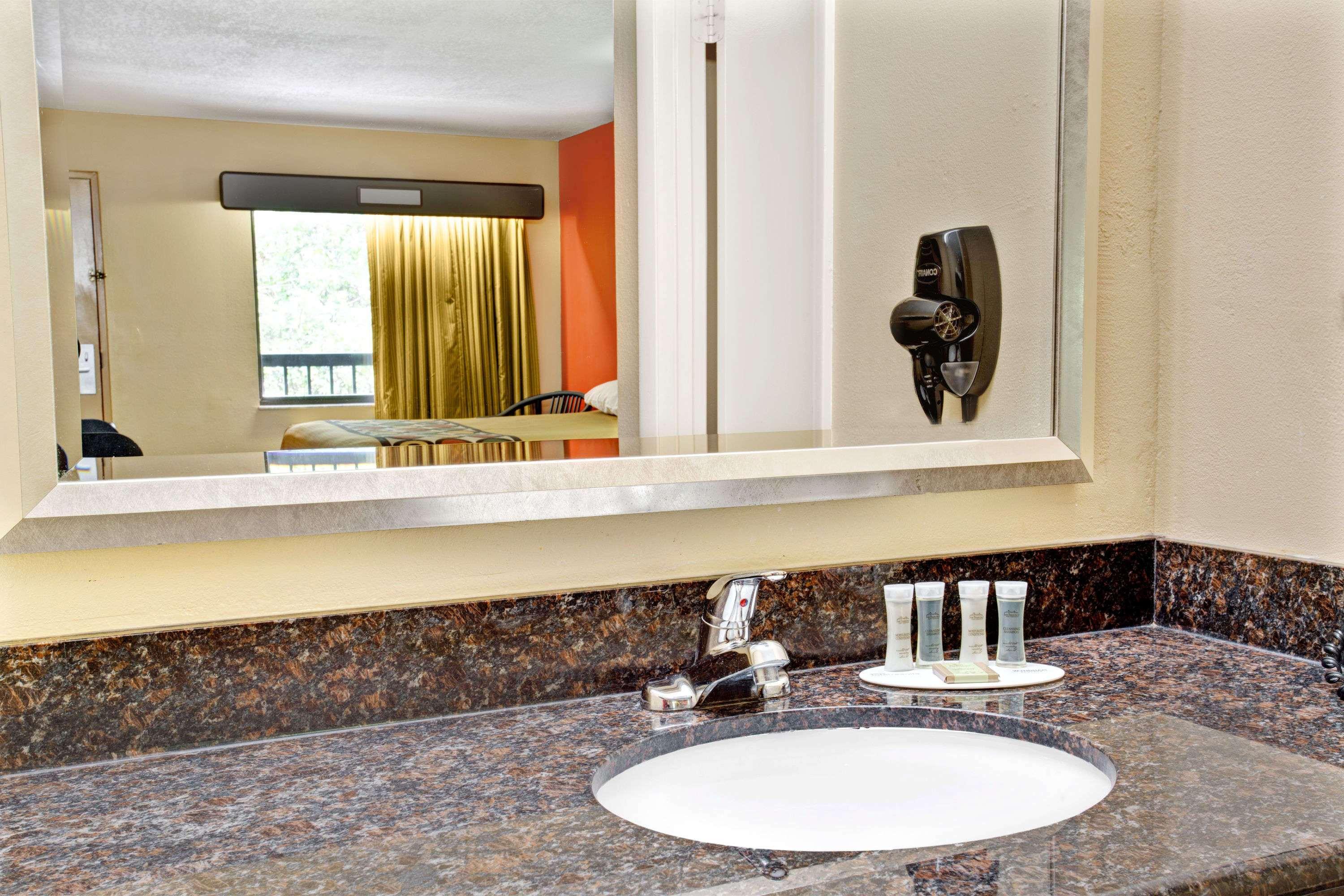 מלון סלבריישן Super 8 By Wyndham Kissimmee/Maingate/Orlando Area מראה חיצוני תמונה