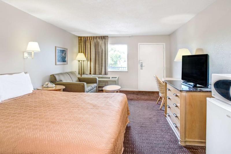 מלון סלבריישן Super 8 By Wyndham Kissimmee/Maingate/Orlando Area מראה חיצוני תמונה