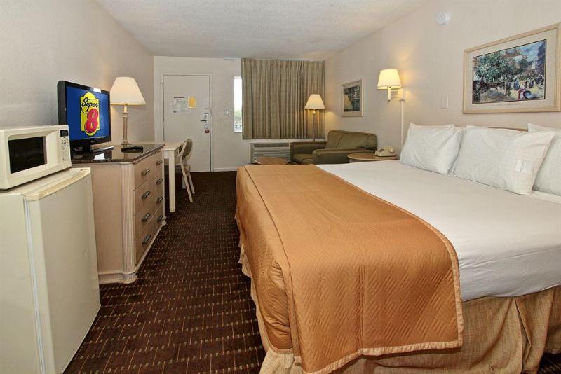 מלון סלבריישן Super 8 By Wyndham Kissimmee/Maingate/Orlando Area מראה חיצוני תמונה