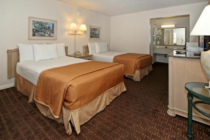 מלון סלבריישן Super 8 By Wyndham Kissimmee/Maingate/Orlando Area מראה חיצוני תמונה