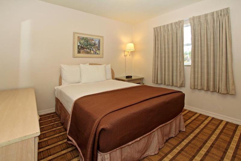 מלון סלבריישן Super 8 By Wyndham Kissimmee/Maingate/Orlando Area מראה חיצוני תמונה