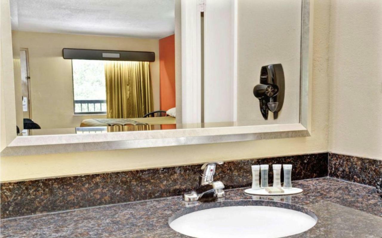 מלון סלבריישן Super 8 By Wyndham Kissimmee/Maingate/Orlando Area מראה חיצוני תמונה